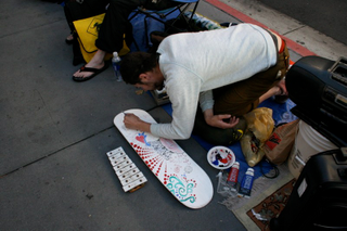 Illustration for article titled SF iPhone Line is a Friggin Circus (P.S. We're live)